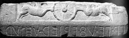COUVERCLE DE SARCOPHAGE PROVENANT DE BEVAGNA (IIe siècle av. J.-C.) – Alphabet à base étrusque
